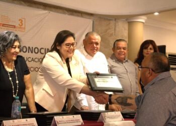 Reconocen décadas de servicio de personal administrativo que fortalece la educación en BCS