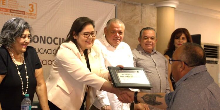 Reconocen décadas de servicio de personal administrativo que fortalece la educación en BCS