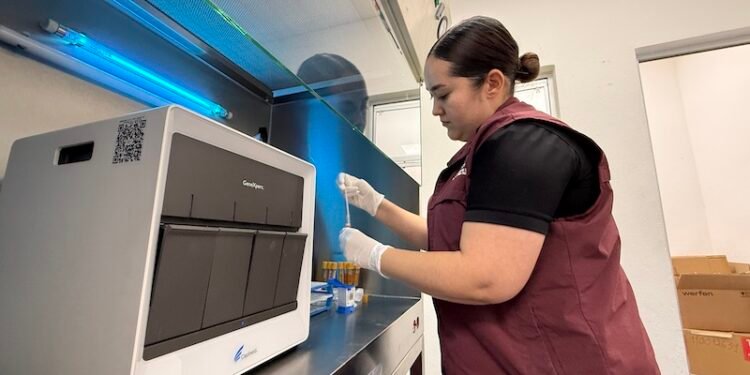 BCS fortalece detección de Hepatitis C con equipo de alta tecnología de 5 millones de pesos