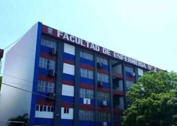 Graduación de 570 enfermeros reúne a Esthela Damián en Acapulco