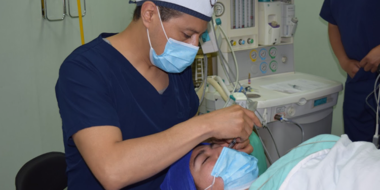 IMSS devuelve la vista a joven tras más de dos décadas con catarata congénita