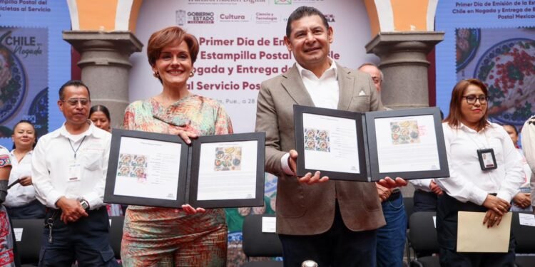 Chile en Nogada recorrerá el mundo con nueva estampilla postal conmemorativa