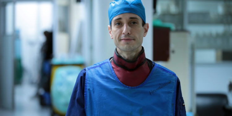 IMSS realiza procedimiento pionero que evita cirugía de corazón abierto en paciente de 76 años
