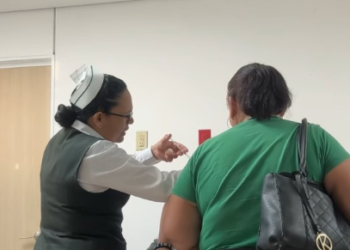 Personal del IMSS demuestra empatía y calidez humana al aplicar vacuna a una pequeña paciente