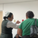 Personal del IMSS demuestra empatía y calidez humana al aplicar vacuna a una pequeña paciente