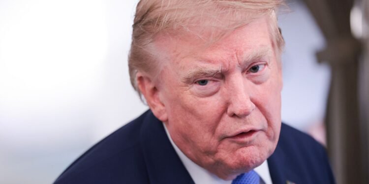 Líderes de la industria de IA acuerdan autorregulación tras reunión con Donald Trump